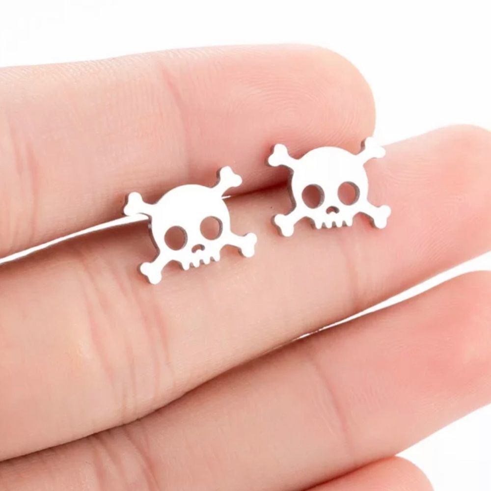 Pirate Skull Fashion Stud Earrings SILVER Tone